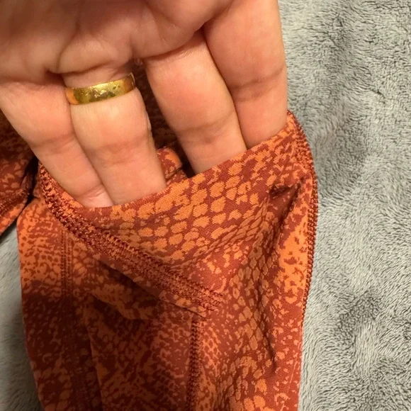 Athleta Ultimate 7/8 Tights Leggings With Stash Pockets Snake Print size M - Picture 10 of 12